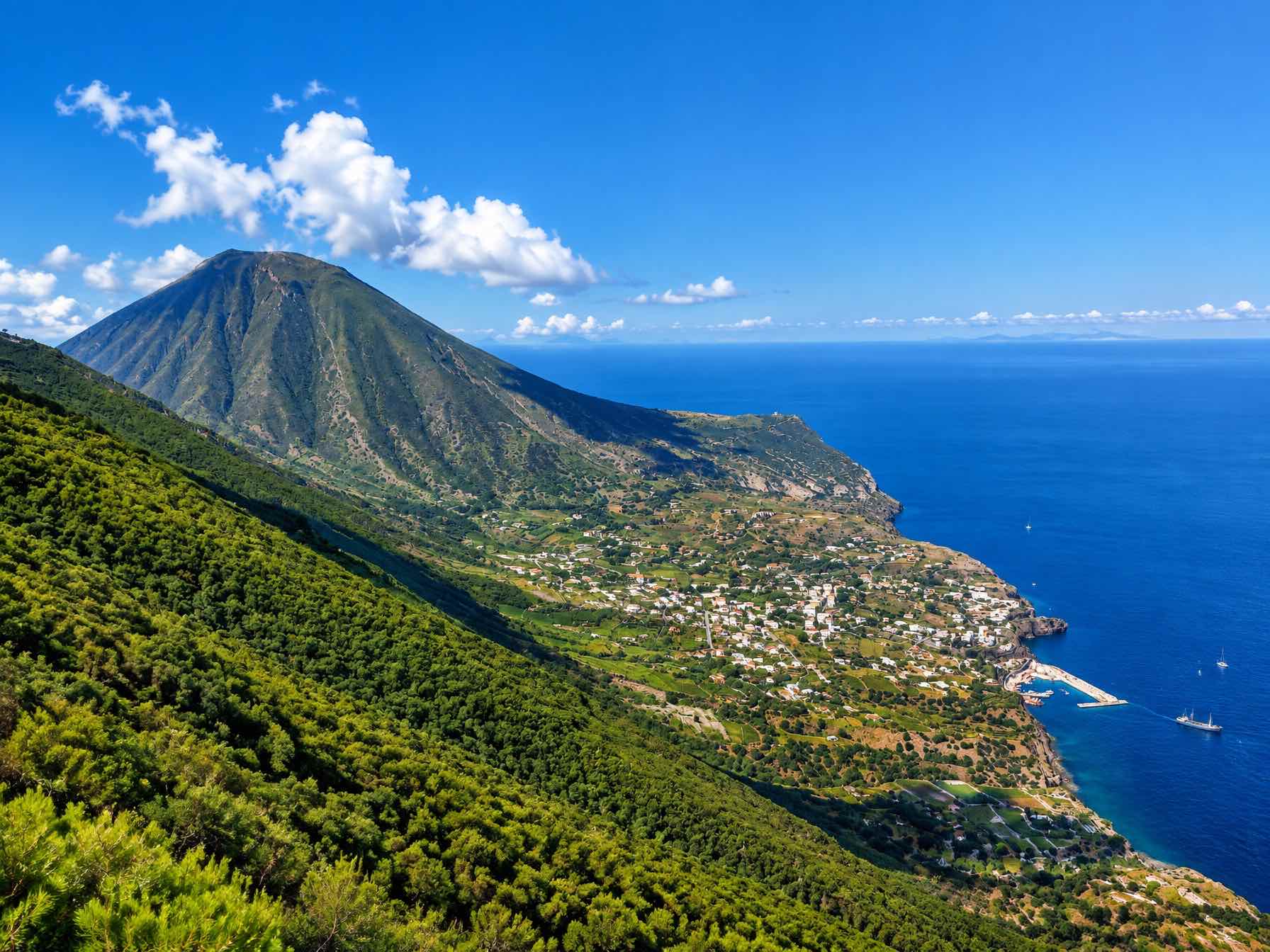 Veduta dell'isola di Salina, Isole Eolie, con Santa Marina Salina sulla costa