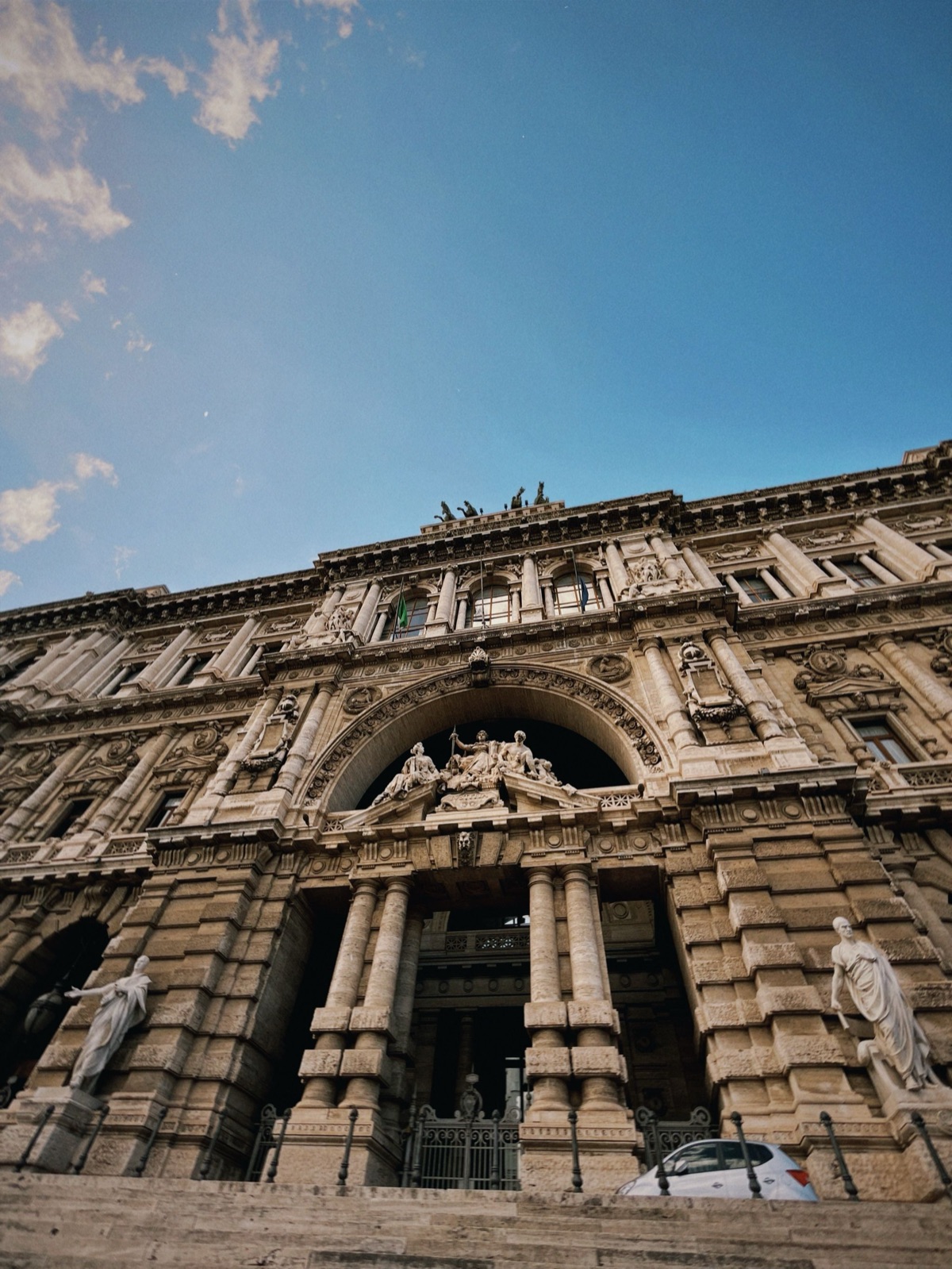 Facciata del Palazzo di Giustizia, sede della Corte di Cassazione a Roma
