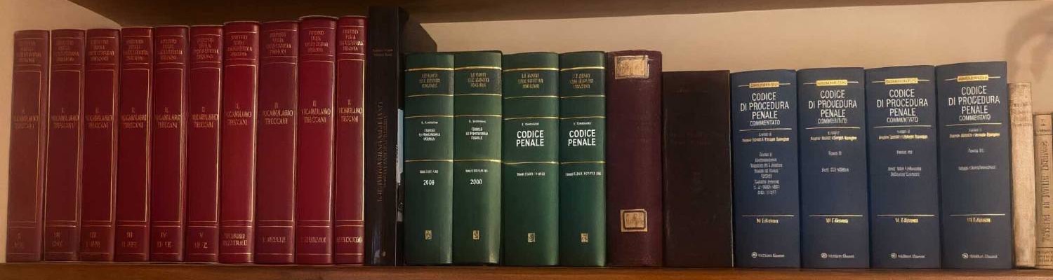 Codici e volumi giuridici su un ripiano della libreria